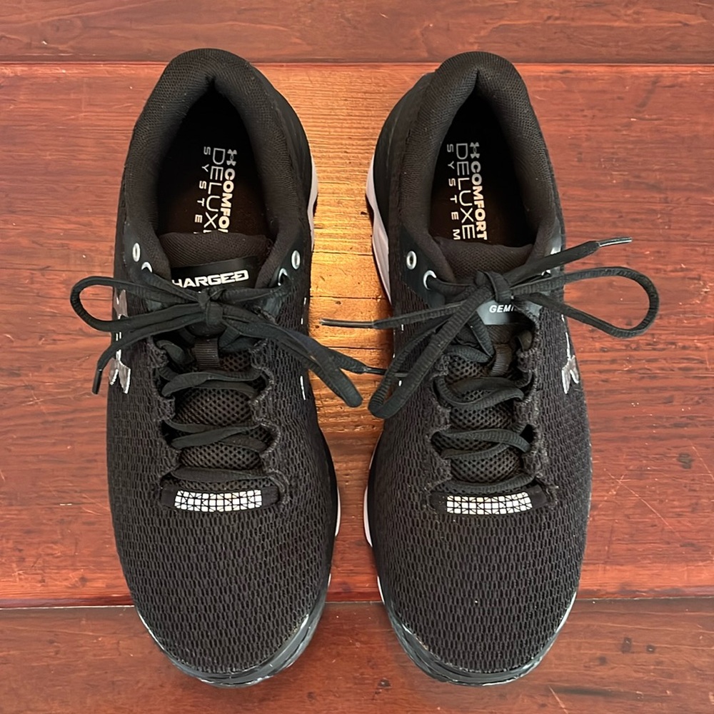 Men’s size 9 Under Armour Charged Gemini Sneakers